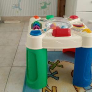 Μουσικό Τραπεζάκι δραστηριοτήτων της fisher price.