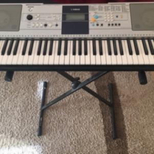 YAMAHA PSR E323